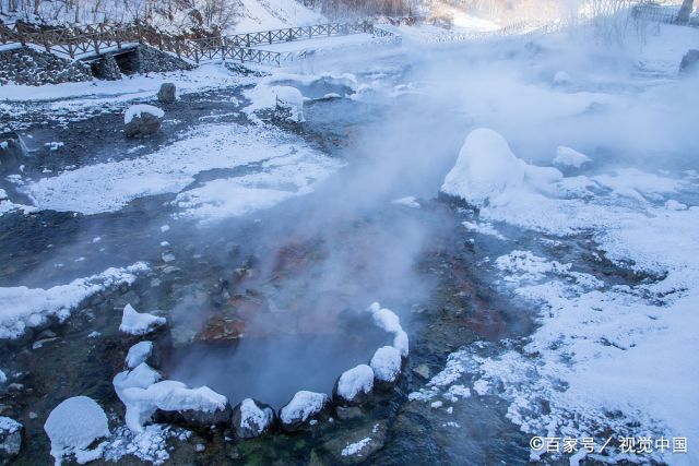 延边长白山景区内温泉瀑布广场附近的"云蒸霞蔚"的景观,引得游人驻足